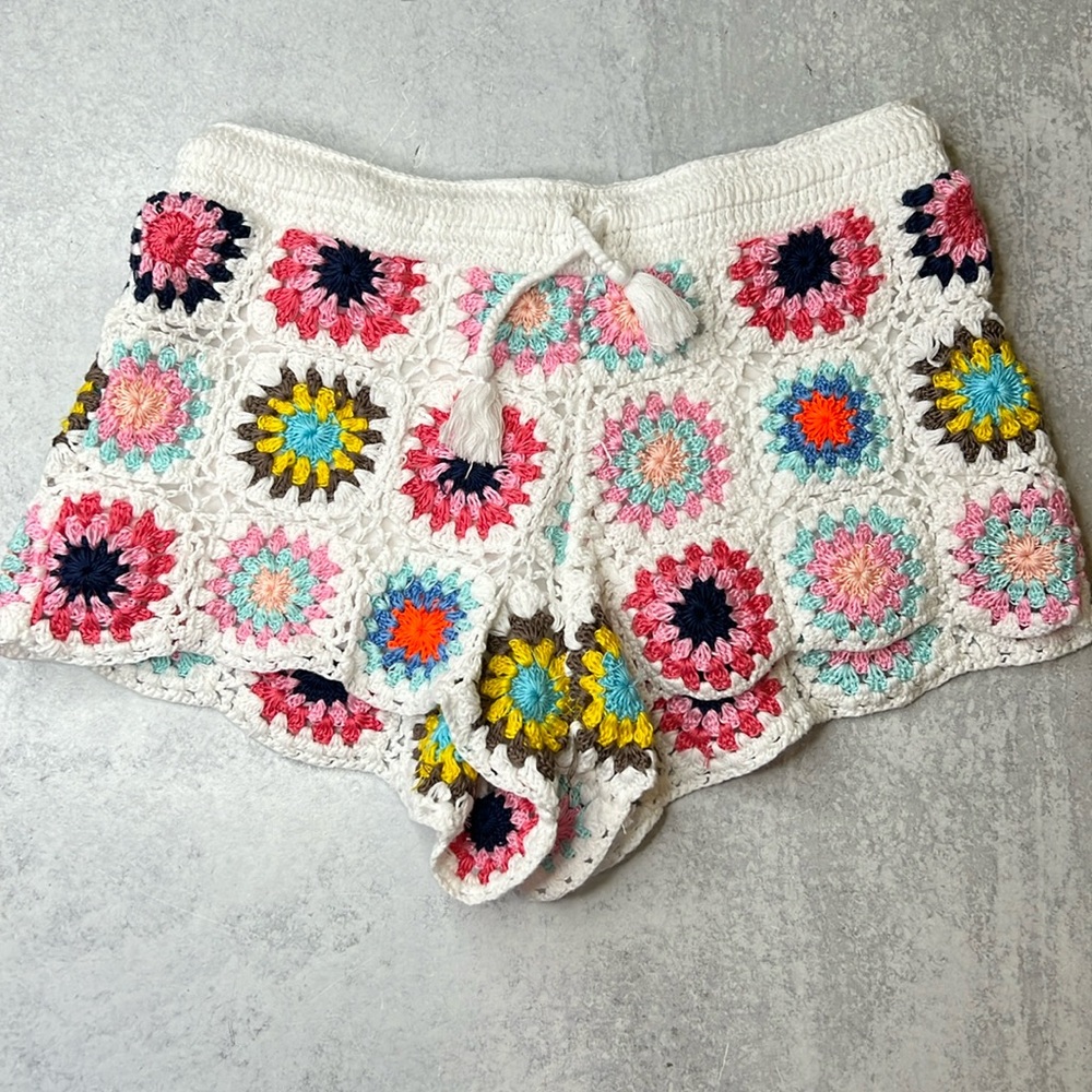 Girl’s Global Love crochet white shorts sz L run small vacation boho